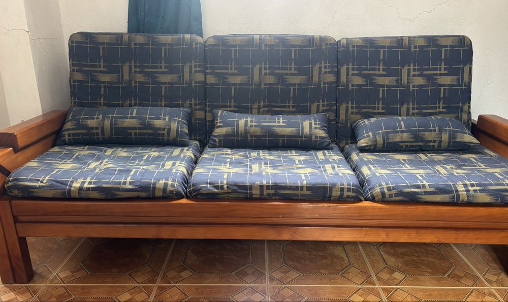 Sofá cama em madeira clara