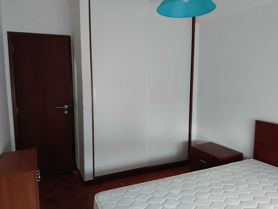 Arrenda-se quarto para solteiro/a