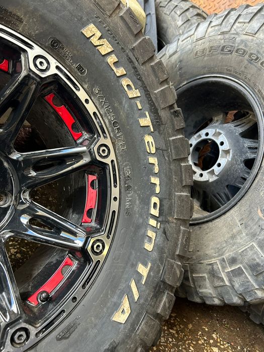 Pneus 37/12.5/17 BF GOODRICH MUD TERRAIN C/ Jantes Novas