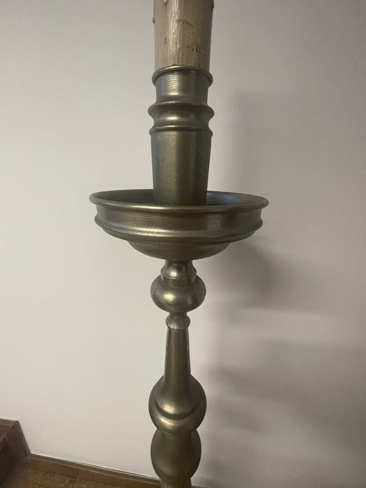 Castiçal de pé em latão