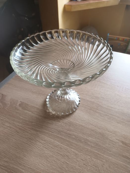 Szklana patera na nóżce z czasów prl