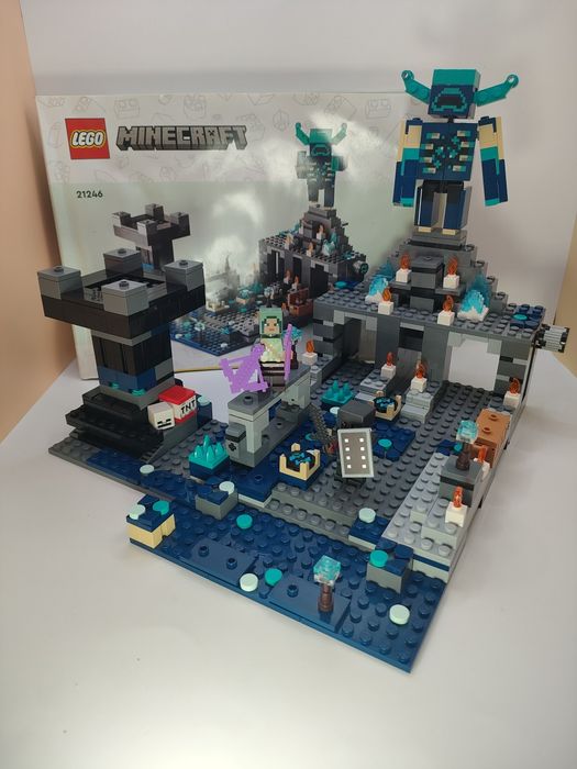 używany zestaw LEGO Minecraft 21246: the deep dark battle