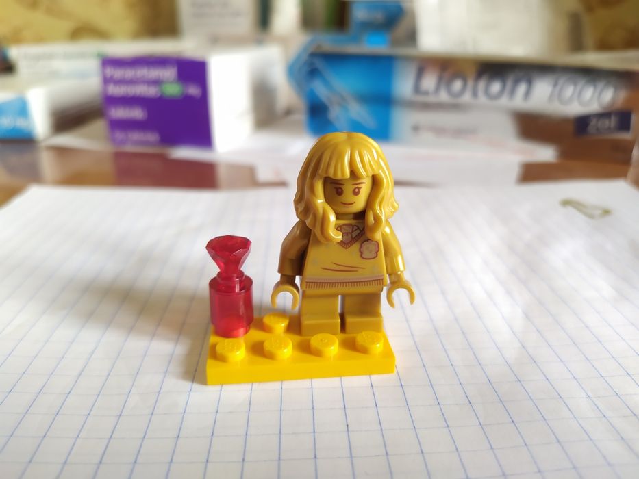 Złota figurka lego Harry Potter Hermiona