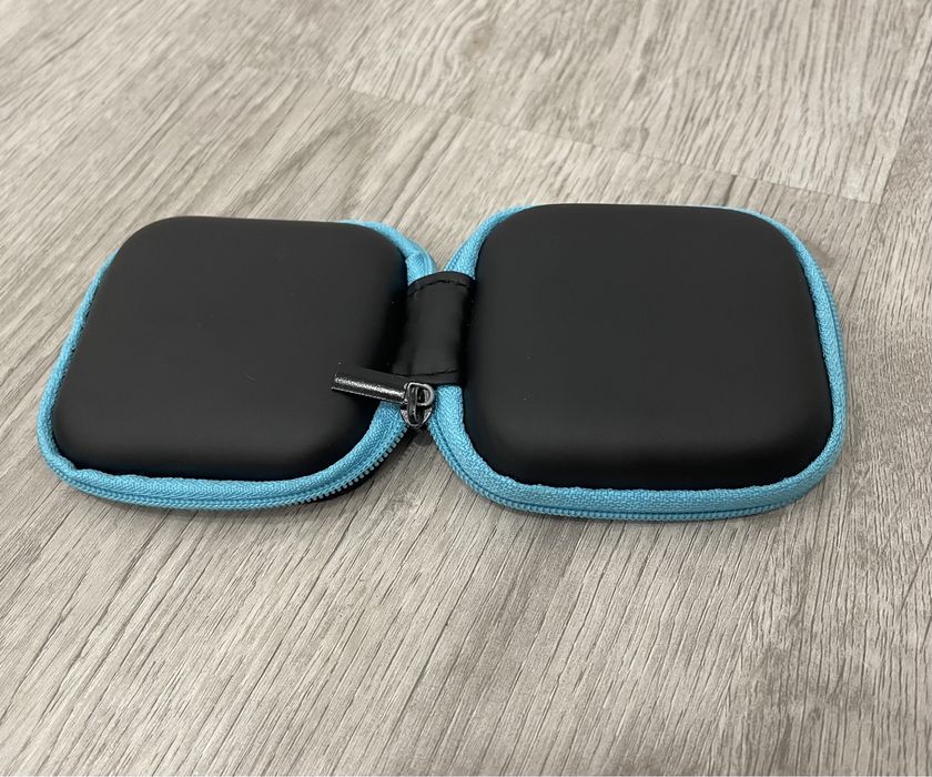 Pequena bolsa azul e preta