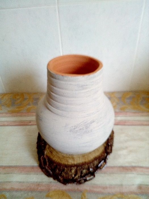 Jarra de barro em bolacha de carvalho.