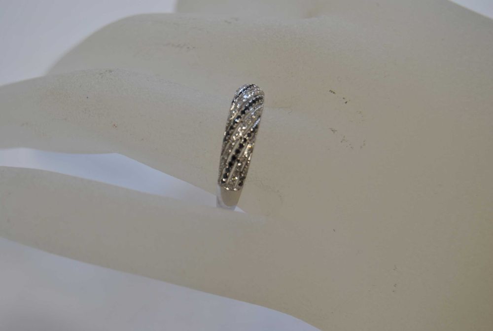 Pierścionek Apart białe złoto z diamentami biało czarnymi