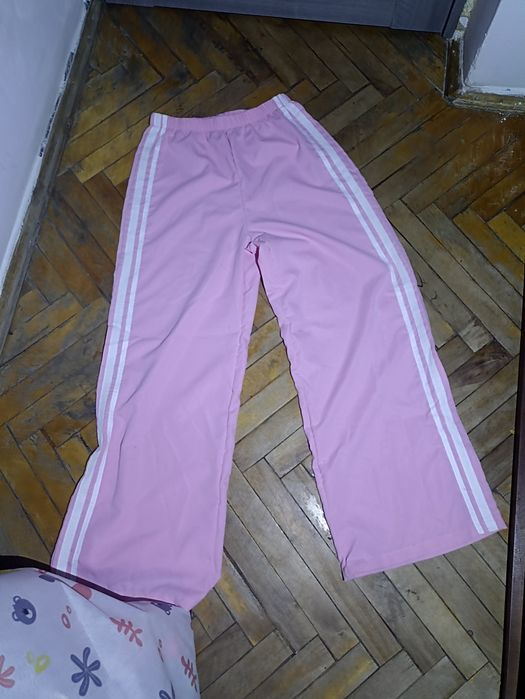Рожеві штани з білими полосками