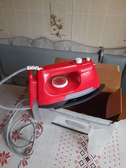 Утюг с отпаривателем новый