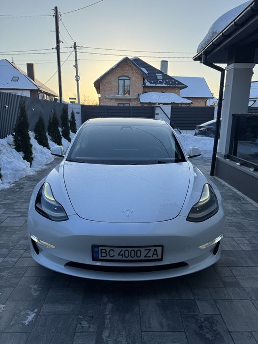 Продам Теслу Модел 3, 21 рік, 6 місяць — рестайлінг, повний привід, 82 кВт батарея.
З тепловим насосом та швидкісною зарядкою з запасом ходу 550 км.

Автомобілем володію 1,5 року та наїздив 30 тисяч кілометрів.

Приганяв особисто для себе, автомобіль відновлений виключно оригінальними запчастинами.
	•	Зимовий пакет (підігрів керма та всіх крісел, включно з задніми)
	•	дійсні сертифікати
	•	максимальні фари
	•	нова зимова резина (минулого року куплена)
	•	встановлені європейські задні фанарі
	•	автомобіль покритий весь керамікою

Батарея, двигун, кузов, ходова — все в ідеальному стані.

Автомобіль постійно заряджався вдома.

Невеликий пробіг — 53 тисячі км.

За додатковими деталями телефонуйте.

В ДОПОМОЗІ З ПРОДАЖЕМ НЕ ПОТРЕБУЮ. ПЕРЕКУПІВ ТА ПЛОЩАДКИ ПРОШУ НЕ ТУРБУВАТИ!