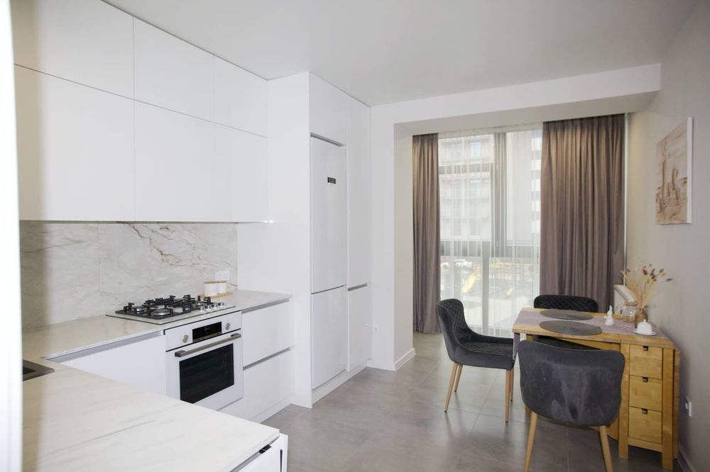 Озеро! Парк! Центр! 
Стильна двохстороння квартира біля озера