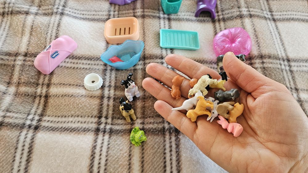 Маленькі фігурки тваринок та аксесуари до них.