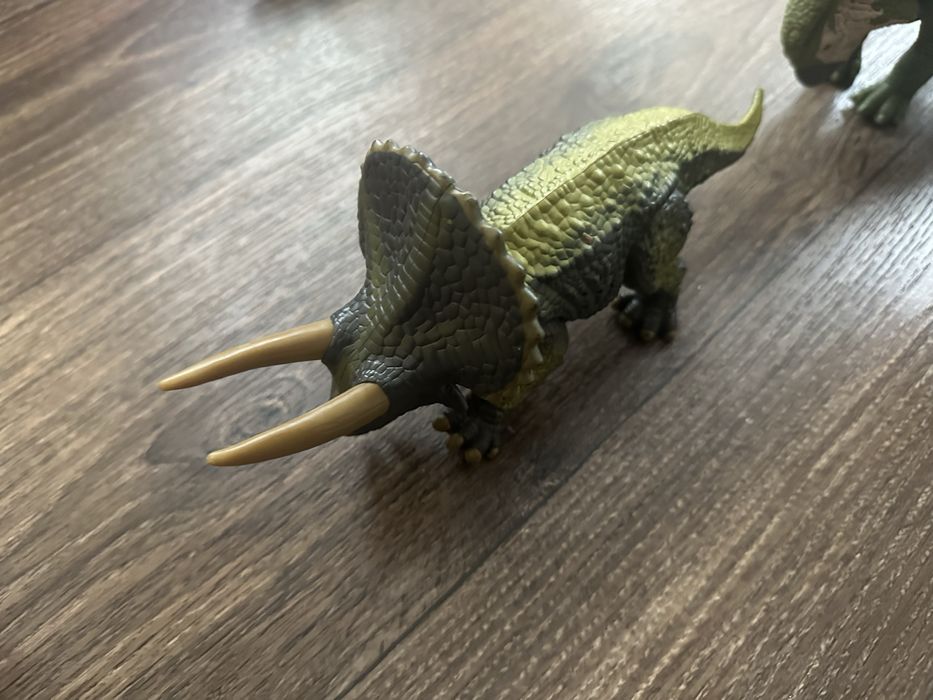 Игрушечные динозввры