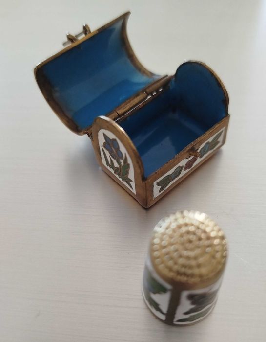 Antiga e curiosa Caixinha com Dedal, metal "Cloisonné"