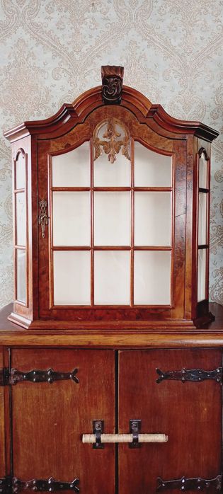 Drewniana witrynka wisząca