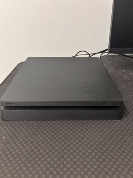 Playstation 4 com 2 comandos +teclado e rato