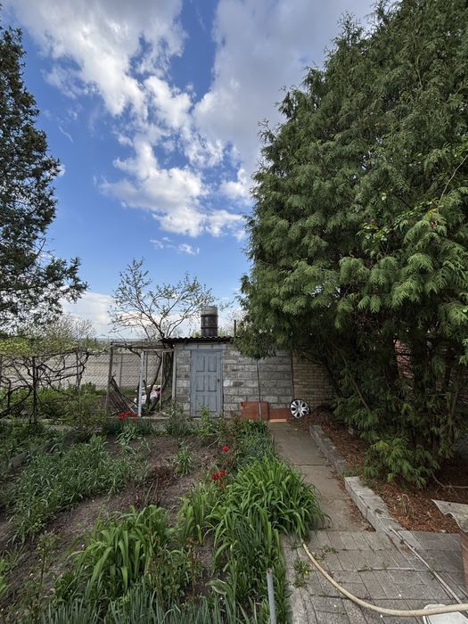 Продается хороший двухэтажный дом. Отличный район. Славянск.