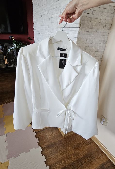 New collection biała kopertowo wiązana marynarka