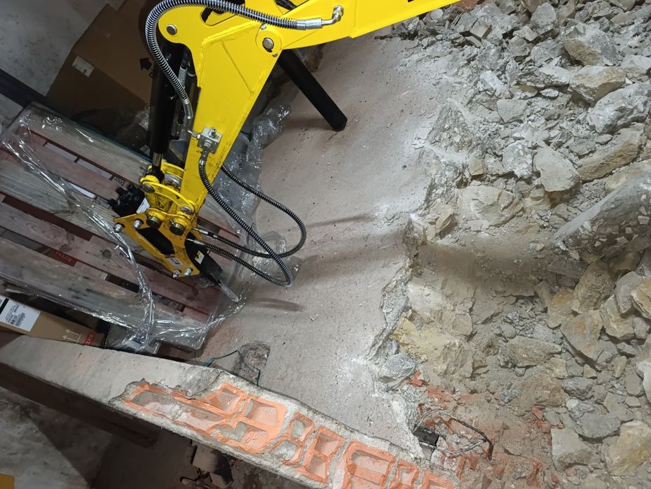 Aluguer de máquinas ,mini giratórias, retroescavadora, Bobcat