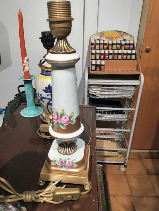 Expositor com variados Óleos de Essências Florais da Cacia