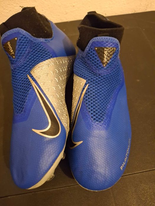 Chuteira NIKE muito bem conservada