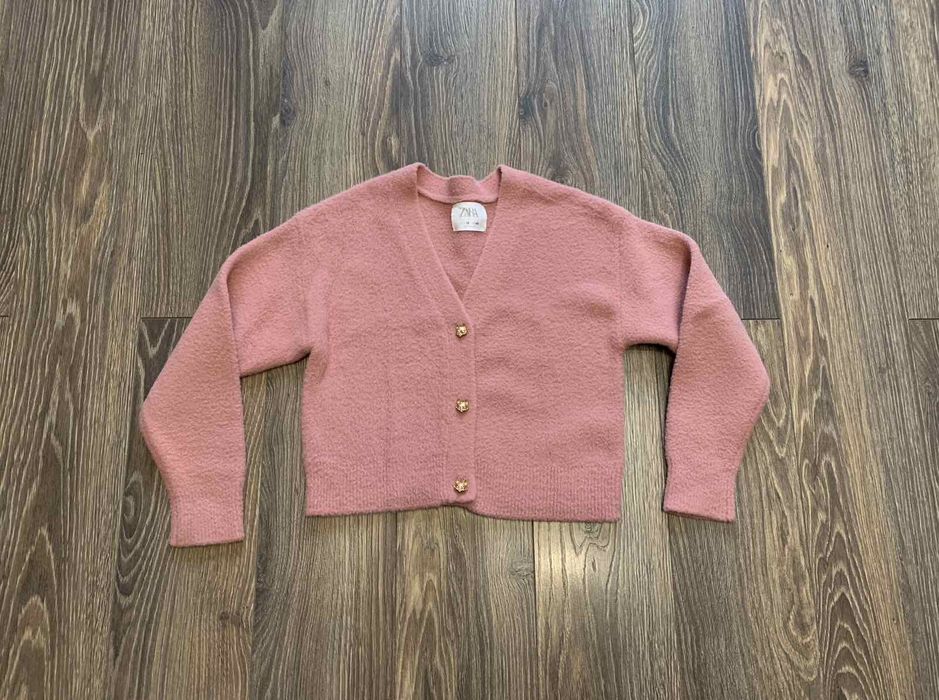 Кофта Zara для девочки со стильными пуговицами