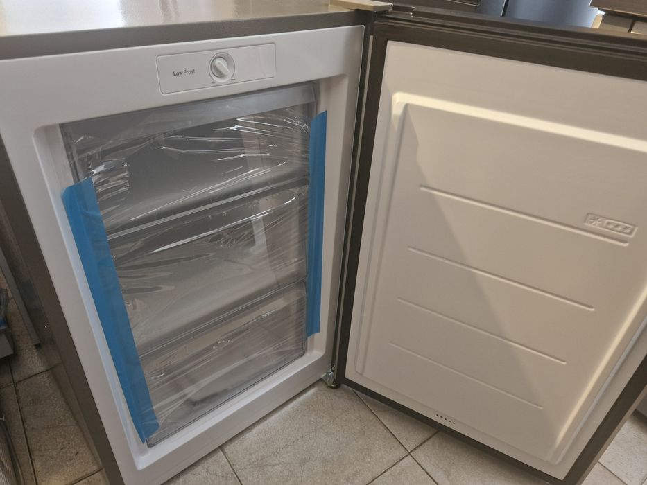 Arca congeladora vertical candy low frost