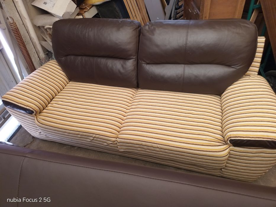 Sofa chaise longue de dois lugares leva o puff