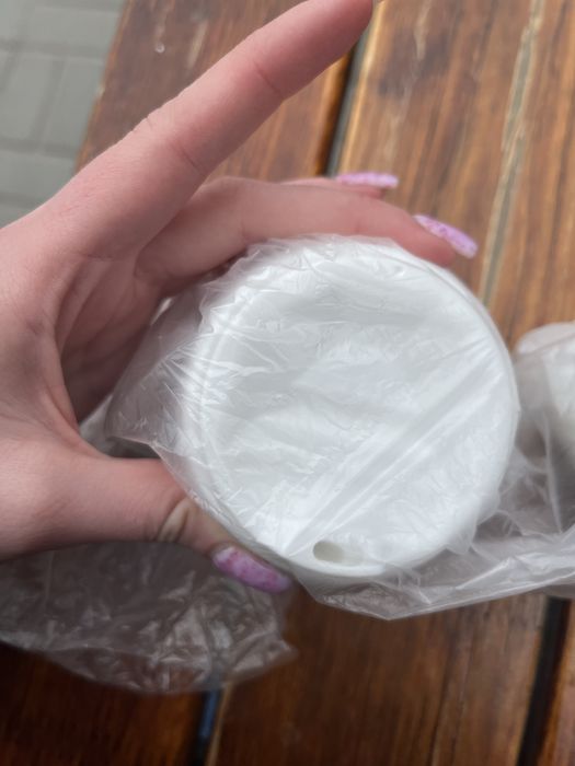 Білі кришки на паперові стакани