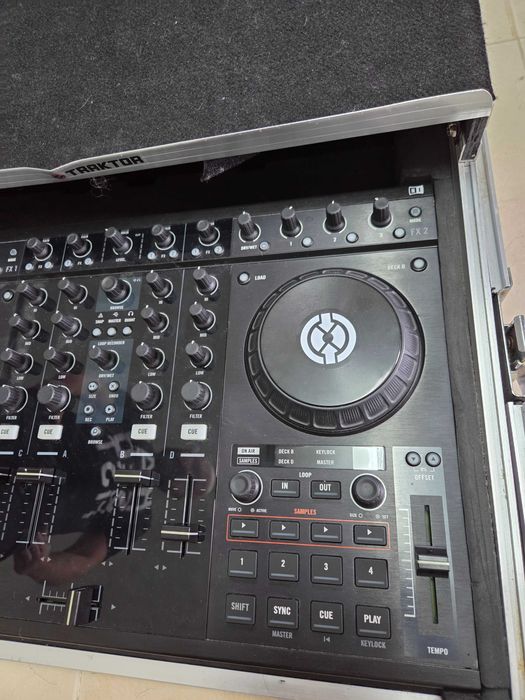 Native Instruments Traktor Kontrol S4 MK2 DJ Controller + Flight Case