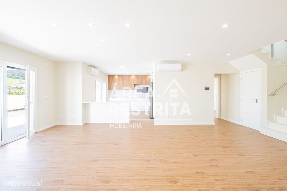 Moradia T4 Isolada com Piscina, Suite e Garagem  em Azeitão