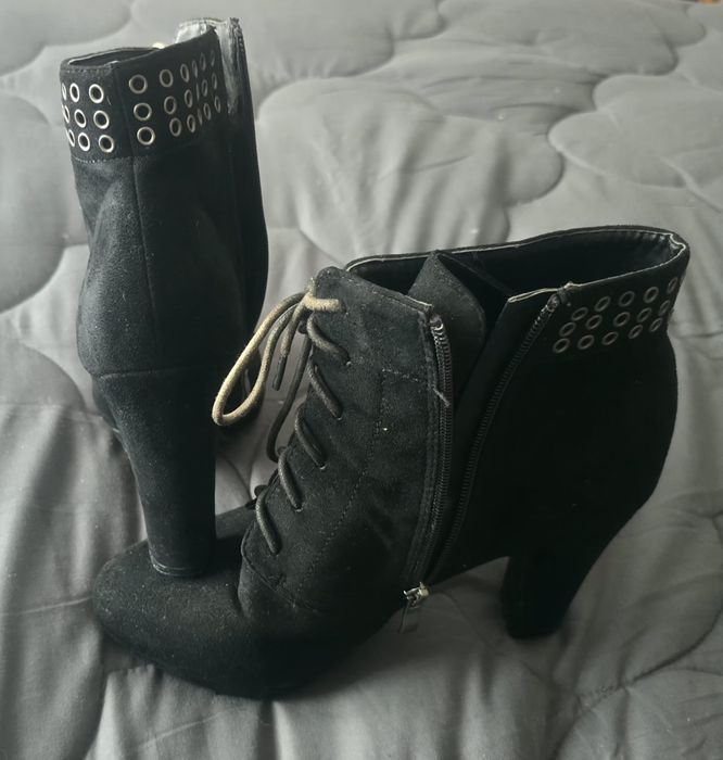 Botins Pretos com salto alto