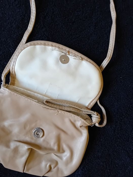 Torebka mała kremowa z kokardą na pasku