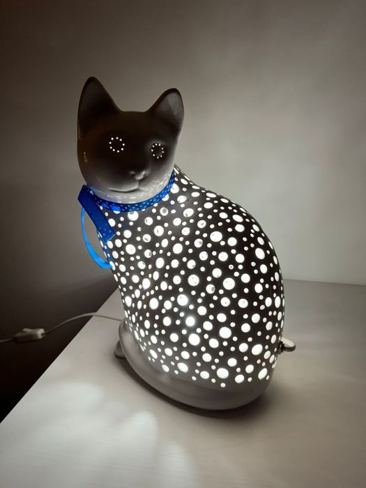 Lampa w kształcie kotka, ceramika z Bolesławca