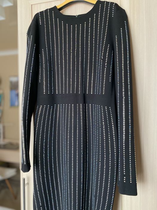 Сукня з камінцями