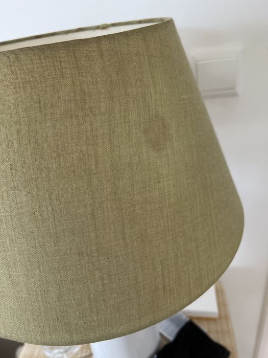 2 candeeiros loiça branca e abajur verde claro