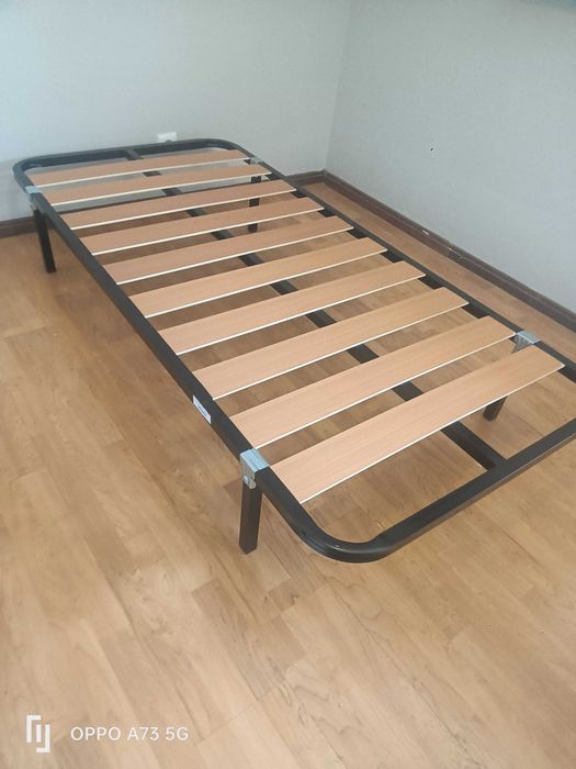 Vendo colchão com cama de solteiro
