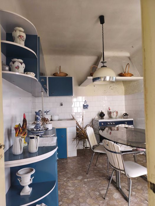 Moradia de 2 pisos com terreno e ótima localização