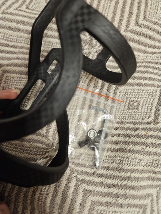 Koszyk na bidon rowerowy, karbon.