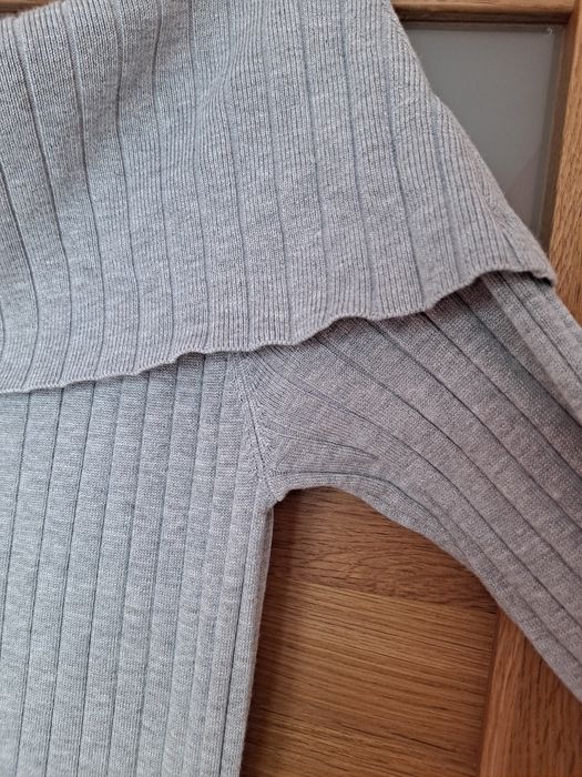 Sukienka sweterkowa prążkowana z odkrytymi ramionami 70% wiskoza midi