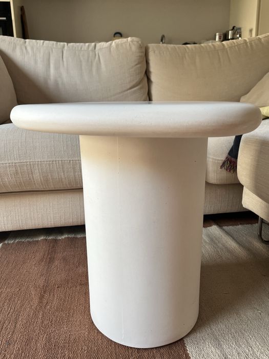 Mesa de apoio exterior ou interior Macarella de cimento branco 48 x 47 cm forma orgânica curva Kave Home
