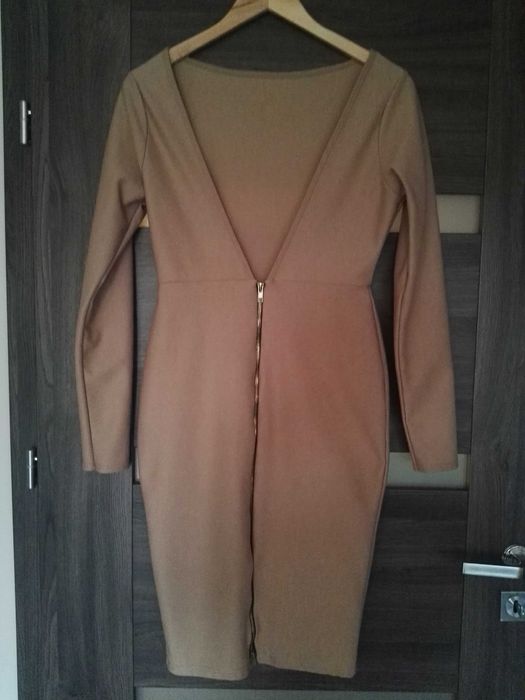 Sukienka beżowa z dekoltem na plecach