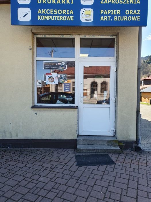 Drzwi i witryna okienna, plus parapet, jako całość