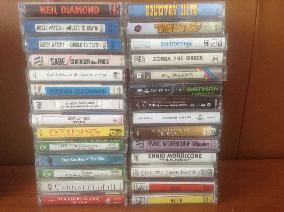 Zestaw kaset magnetofonowych z oryginalnymi nagraniami z lat 90