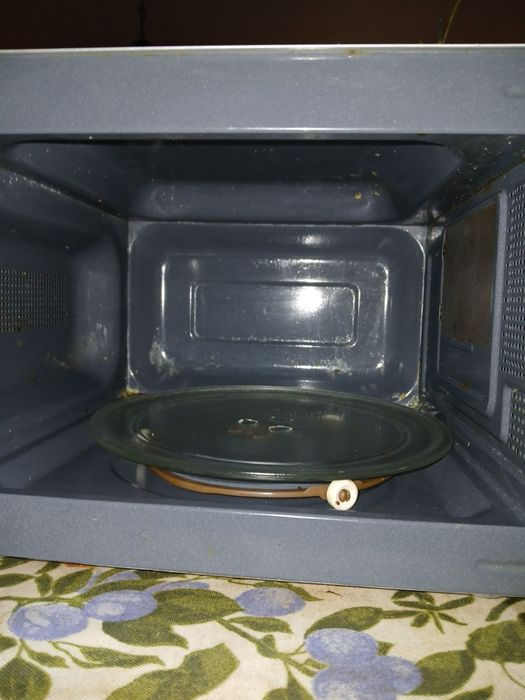 Microondas semi-novo Orbegozo 1100 watts