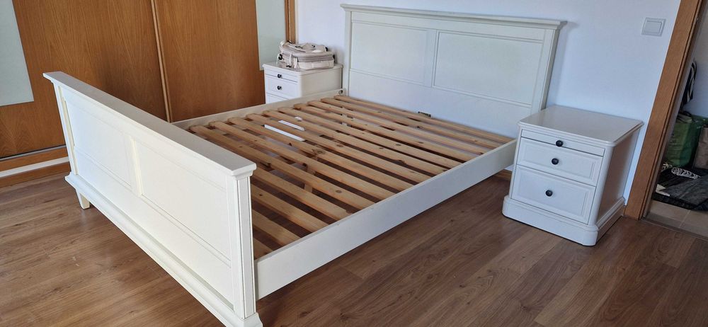 Bonita base de cama de casal com cabeceira