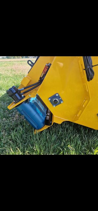 Rozściełacz ścielarka separatu ścielenie pocieta słoma trocina piasek