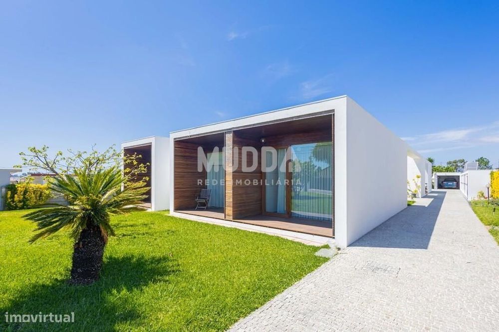 Moradia contemporânea com piscina, horta e uma arquitetura que privile