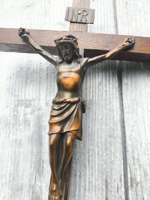 Stary krzyż z Jezusem Chrystusem.