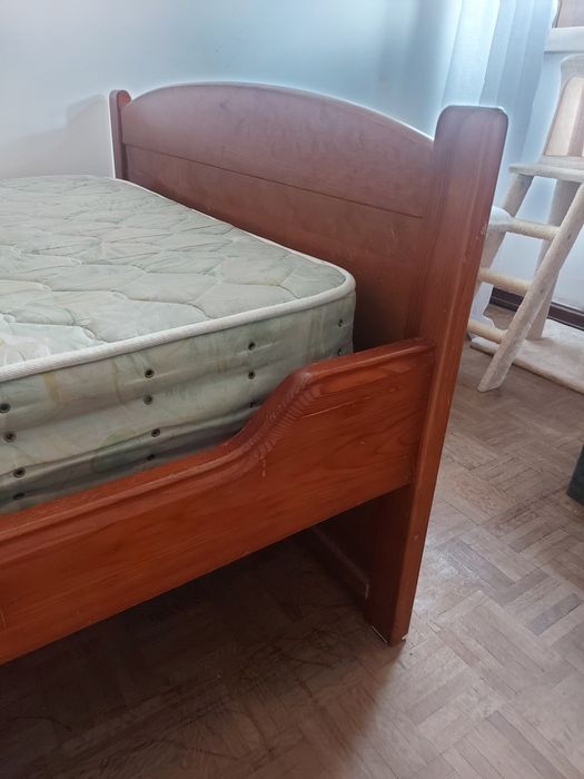 Cama de madeira do antigo vassoureiro com 2 gavetões  grandes