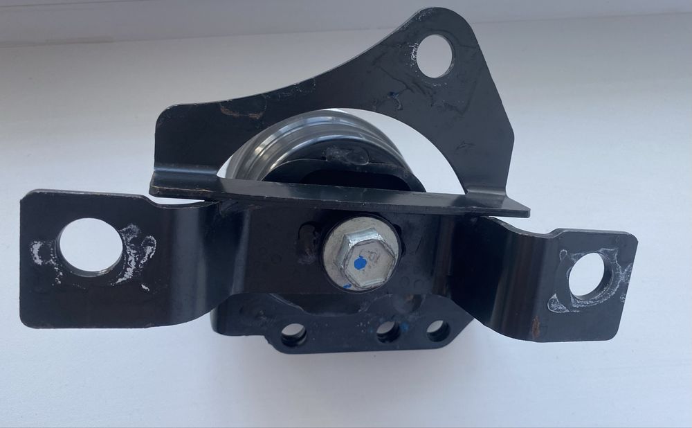 Опора двигуна права ford fusion / форд фюжин (DG93-6F012-GC